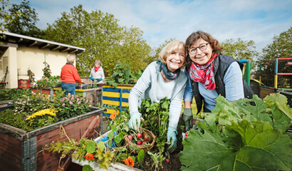Zwei Damen gärtnern und lächeln dabei in die Kamera. Foto: © Stadt Bonn