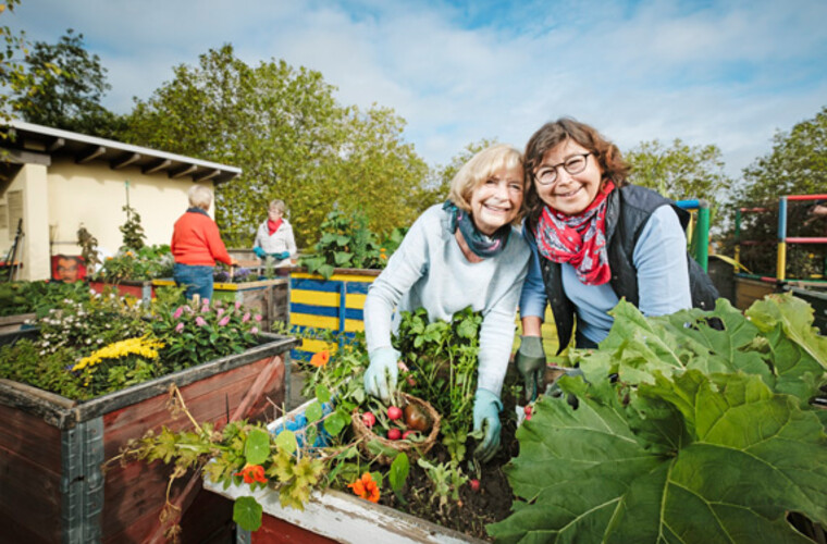 Zwei Damen gärtnern und lächeln dabei in die Kamera. Foto: © Stadt Bonn