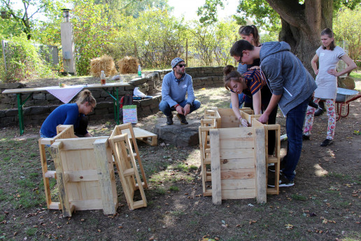 Menschen bauen gemeinsam Hochbeete beim Aktionstag. Foto: (c) WILA Bonn