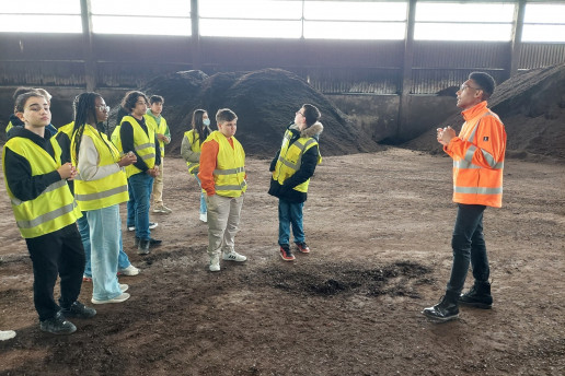 Eine Gruppe Jugendlicher bei der Besichtiung eines Betriebs. Foto: (c) WILA Bonn