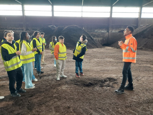 Eine Gruppe Jugendlicher bei der Besichtiung eines Betriebs. Foto: (c) WILA Bonn