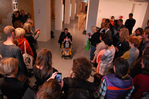 Das Bild zeigt eine Menschengruppe bei einer Veranstaltung des Projektes SPARKS