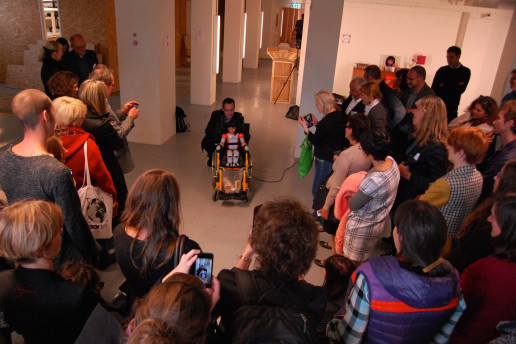 Das Bild zeigt eine Menschengruppe bei einer Veranstaltung des Projektes SPARKS