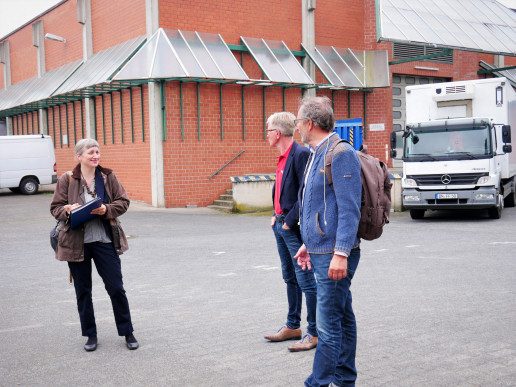 Meike Rohkemper vom WILA Bonn macht einen Potenzialcheck auf einem Gel&auml;nde eines Logistik-Unternehmens. Sie ist gemeinsam mit zwei Mitarbeitenden auf dem Gel&auml;nde zu sehen mit einem Klemmbrett in der Hand. Foto: (c) WILA Bonn