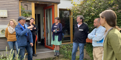 Das Bild zeigt eine engagierte Gruppe, die gemeinsam im Grünen Ideen für mehr biologische Vielfalt entwickelt. Foto © WILA Bonn