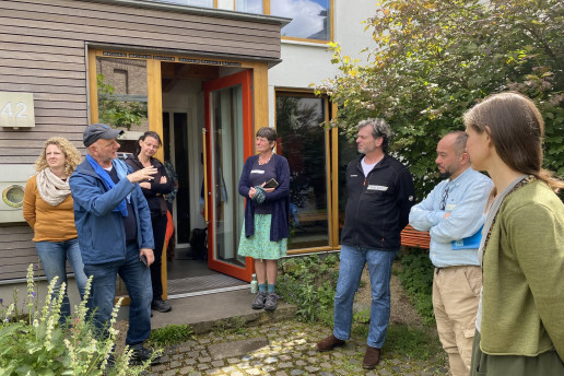 Das Bild zeigt eine engagierte Gruppe, die gemeinsam im Grünen Ideen für mehr biologische Vielfalt entwickelt. Foto © WILA Bonn