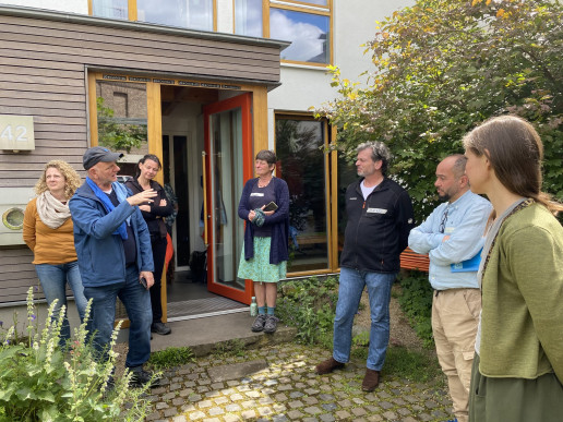 Das Bild zeigt eine engagierte Gruppe, die gemeinsam im Gr&uuml;nen Ideen f&uuml;r mehr biologische Vielfalt entwickelt. Foto &copy; WILA Bonn