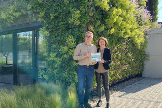 Heike Schneider und Achim Eilingsfeld, die Inhaber der GEFÄSSERIE, nehmen den IB-Green Award vor der mit dem IB-Green Award ausgezeichneten Fassadenbegrünung entgegen. Foto: © GEFÄSSERIE