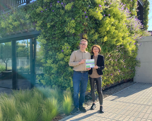 Heike Schneider und Achim Eilingsfeld, die Inhaber der GEF&Auml;SSERIE, nehmen den IB-Green Award vor der mit dem IB-Green Award ausgezeichneten Fassadenbegr&uuml;nung entgegen. Foto: &copy; GEF&Auml;SSERIE
