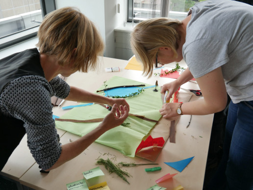 Zwei Frauen bauen ein Modell ihrer Traumstadt. Foto: (c) WILA Bonn