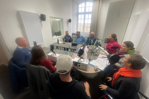 Das Podcast-Studio war gut gefüllt mit Menschen aus vier Bonner Initiativen, drei aus dem WILA Bonn und dem Podcaster Jörg Sartorius. Foto: (c) WILA Bonn