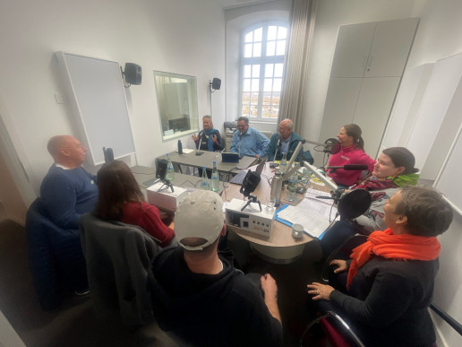 Das Podcast-Studio war gut gefüllt mit Menschen aus vier Bonner Initiativen, drei aus dem WILA Bonn und dem Podcaster Jörg Sartorius. Foto: (c) WILA Bonn