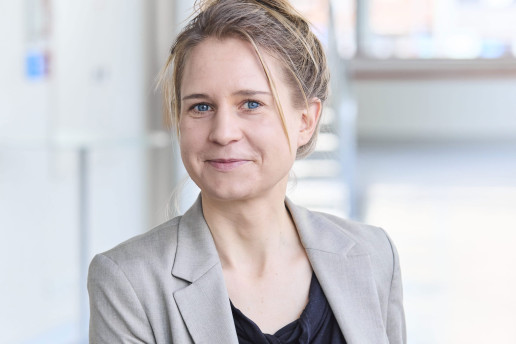 portrait-maren-urner-mit-tisch_freigestellt. Fotograf: Ulrich Hartmann