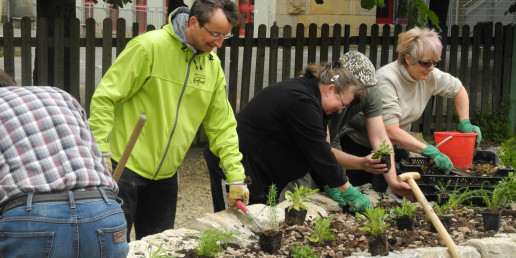 Gemeinsam Gärtnern im Hochbeet. Foto: (c) WILA Bonn