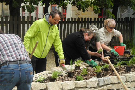Gemeinsam Gärtnern im Hochbeet. Foto: (c) WILA Bonn