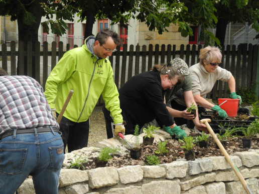 Gemeinsam G&auml;rtnern im Hochbeet. Foto: (c) WILA Bonn