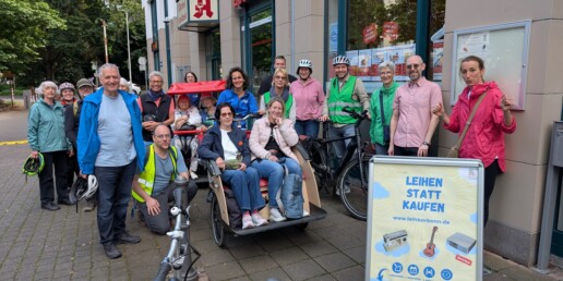 Die Gruppe Radfahrender legt einen Stopp ein bei der Leihbar.