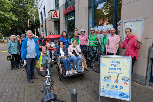 Die Gruppe Radfahrender legt einen Stopp ein bei der Leihbar.