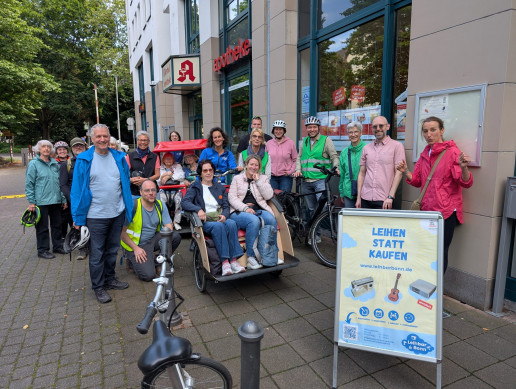 Die Gruppe Radfahrender legt einen Stopp ein bei der Leihbar.
